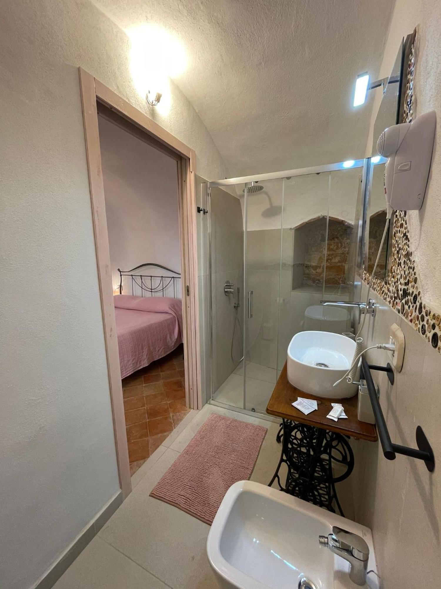 A Burga Du Muntin Hotel Spotorno Room photo