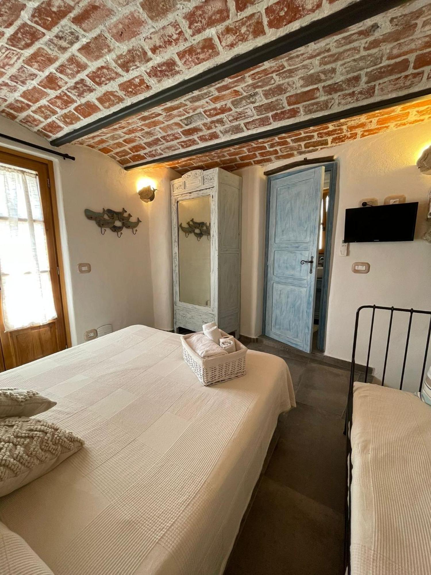 A Burga Du Muntin Hotel Spotorno Room photo
