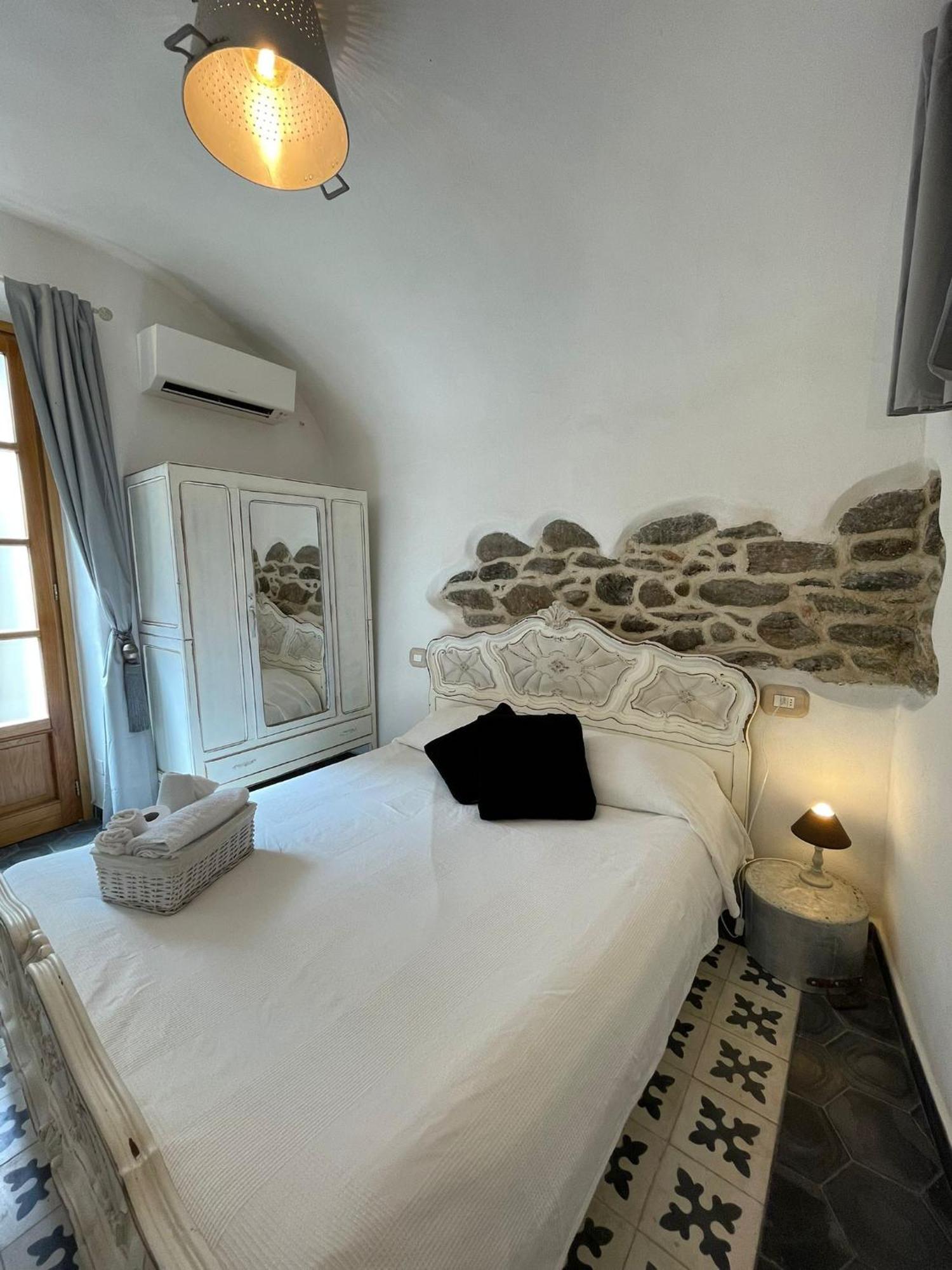 A Burga Du Muntin Hotel Spotorno Room photo